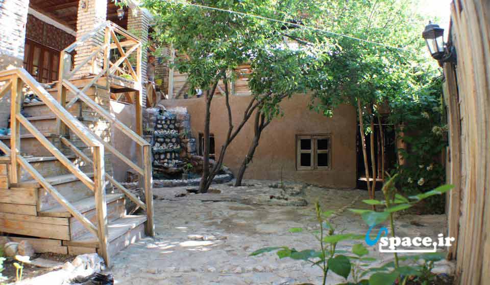 نمای محوطه اقامتگاه بوم گردی خانه رودبار-شهمیرزاد-استان سمنان